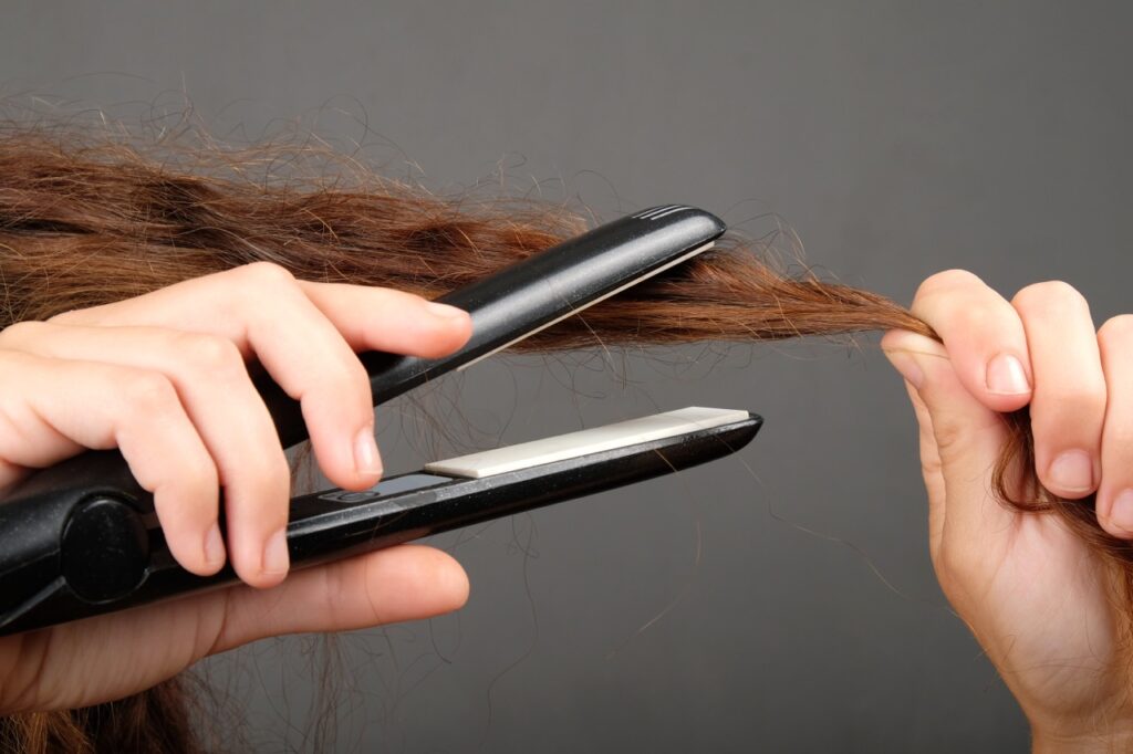 雨の日のショートヘアのアレンジでは、コテやアイロンに頼りすぎないことが大切。