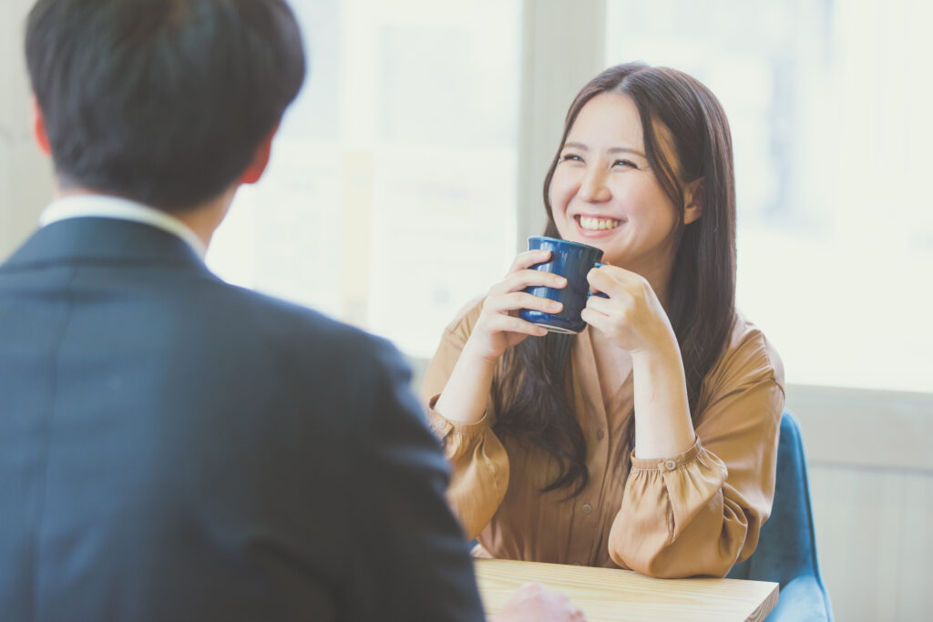 談笑する男女