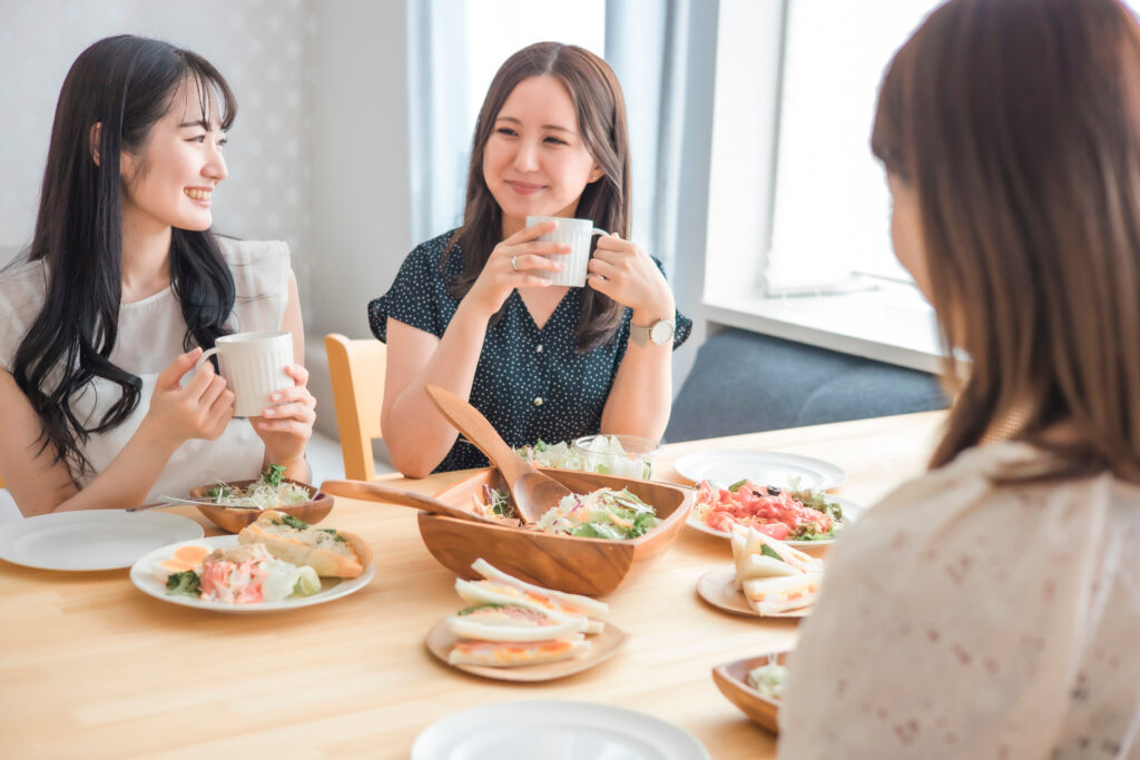 食事をしながら話す女性